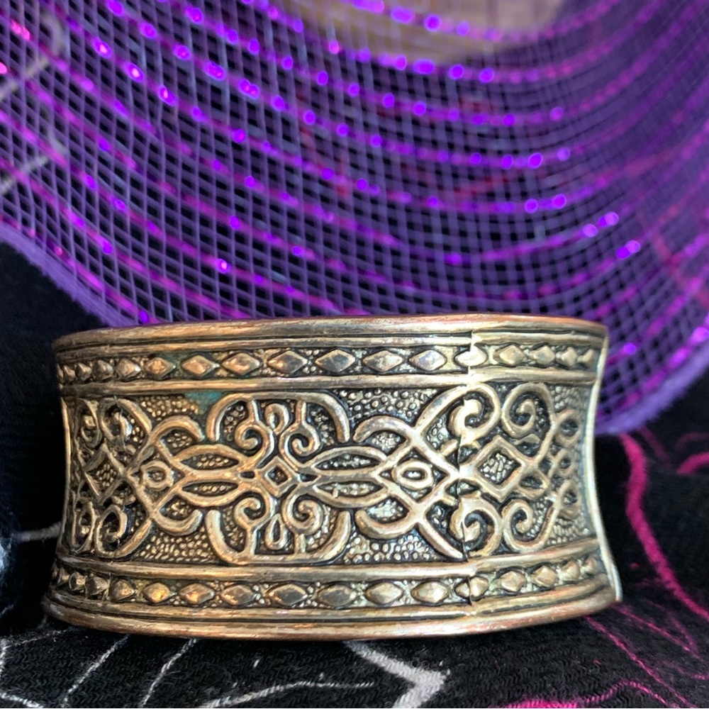 Vintage hinged cuff bracelet ✅
